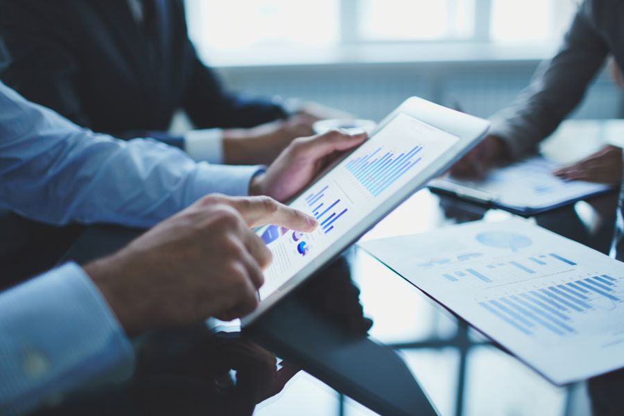 Tablet con gráficos de análisis financiero