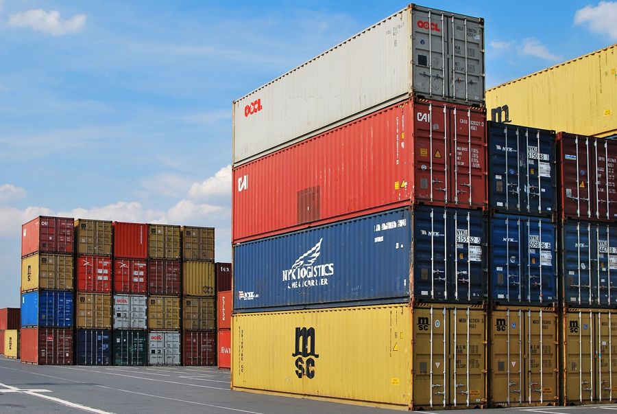 Contenedores de carga apilados en un puerto